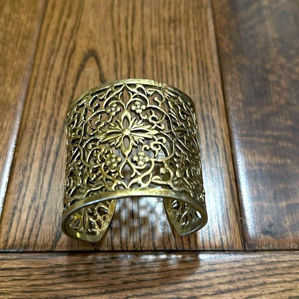 🚨Gold Tone Chunky Bracelet.